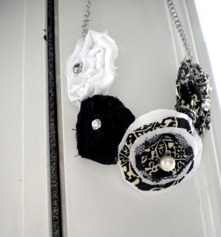Black&white royalty rosette necklace