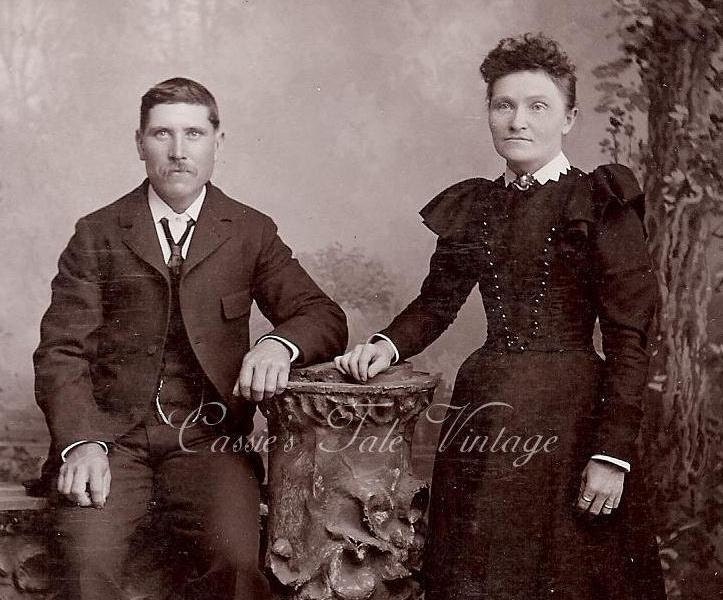 Vintage Victorian Photo, Cabinet Card - Iowa Couple, Fab Dark Dress w. Buttons, Zig Zag Collar, Brooch - Ayres, Eagle Grove IA 1800s