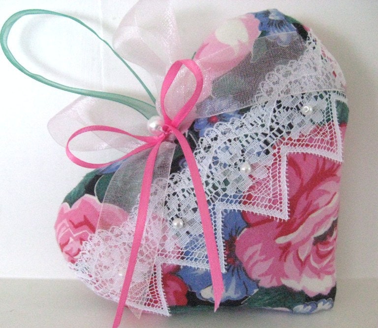 Sachet HEART,Cabbage ROSES Polished Cotton, with Lavender Buds, Prim Primitive Cloth Handmade CharlotteStyle Decorative Folk Art