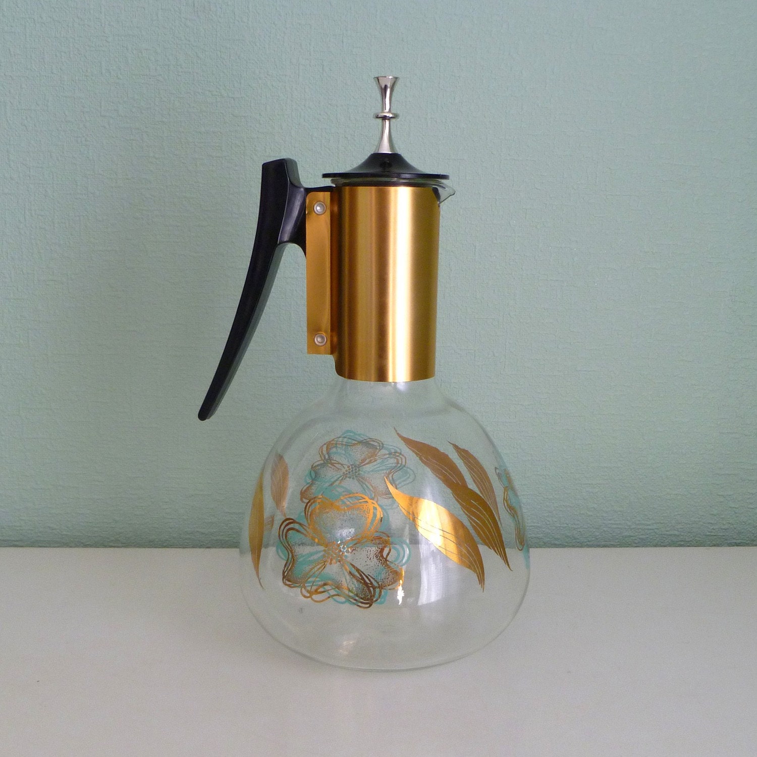 Vtg Mid Century Modern Large Glass Coffee Carafe with Lid by Colony. Tuquoise Blue and Gold Flower / Leaf Design. Lemonade.