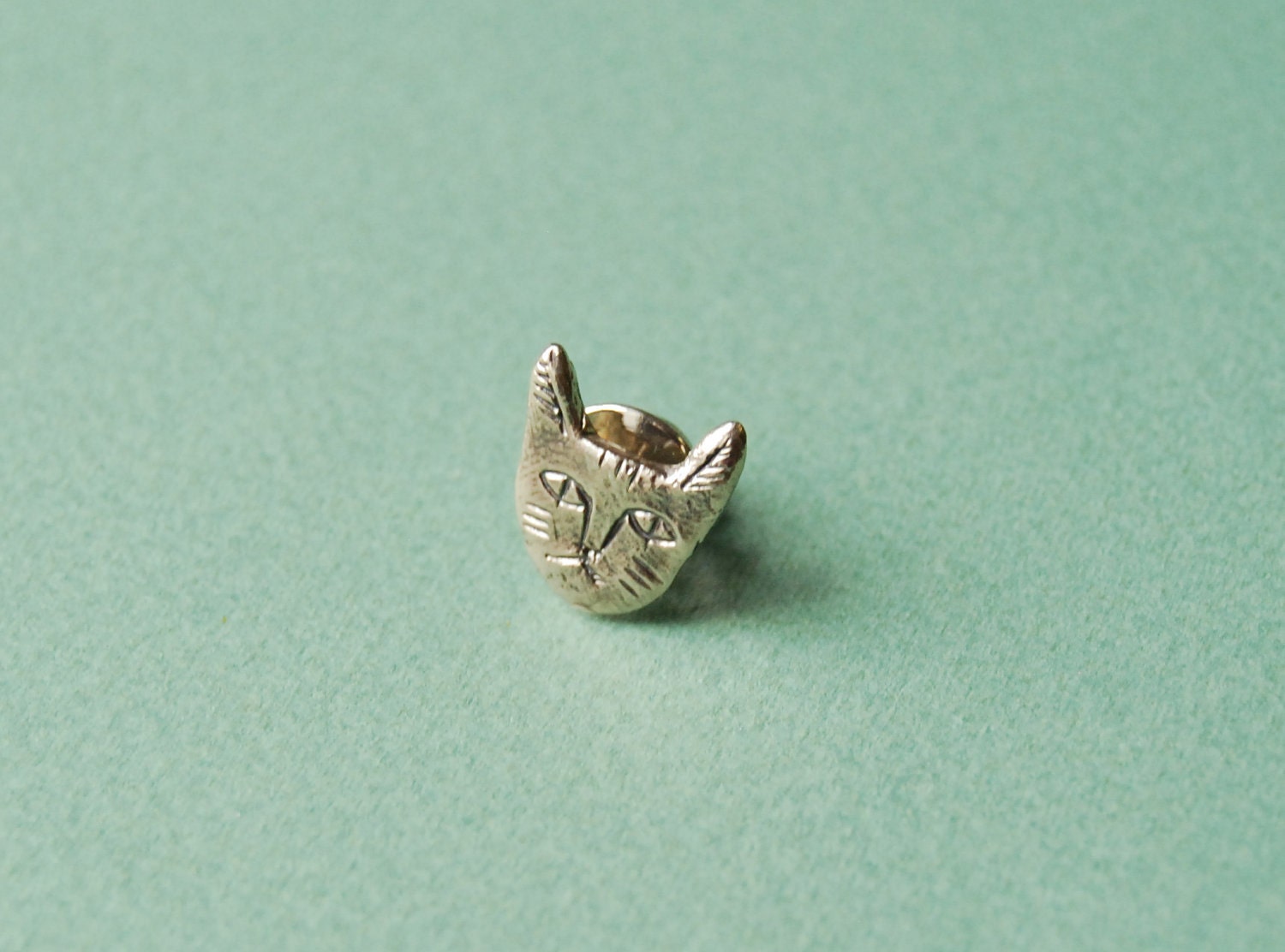 Cat face lapel pin