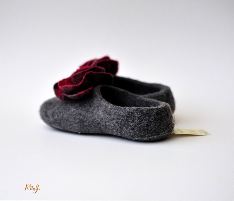 Felted slippers "Red&grey roses"
