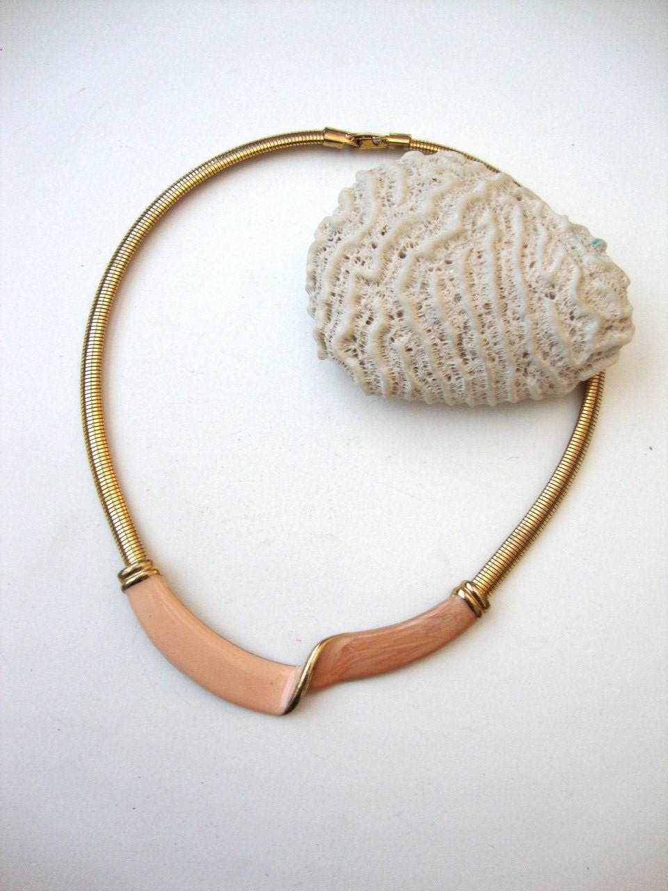 Vintage Bib Necklace : Corals and Peach vintage enamel modernist gold tone bib necklace