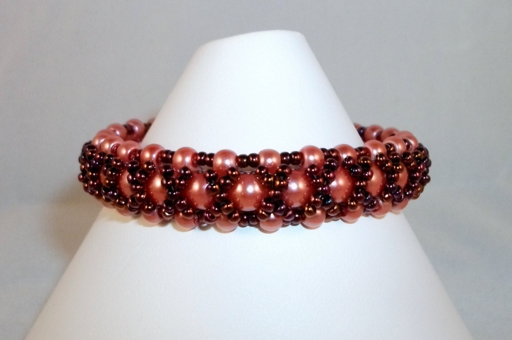 Beadwoven Bracelet With Glass Pearls And Seed Beads In Coral Tones