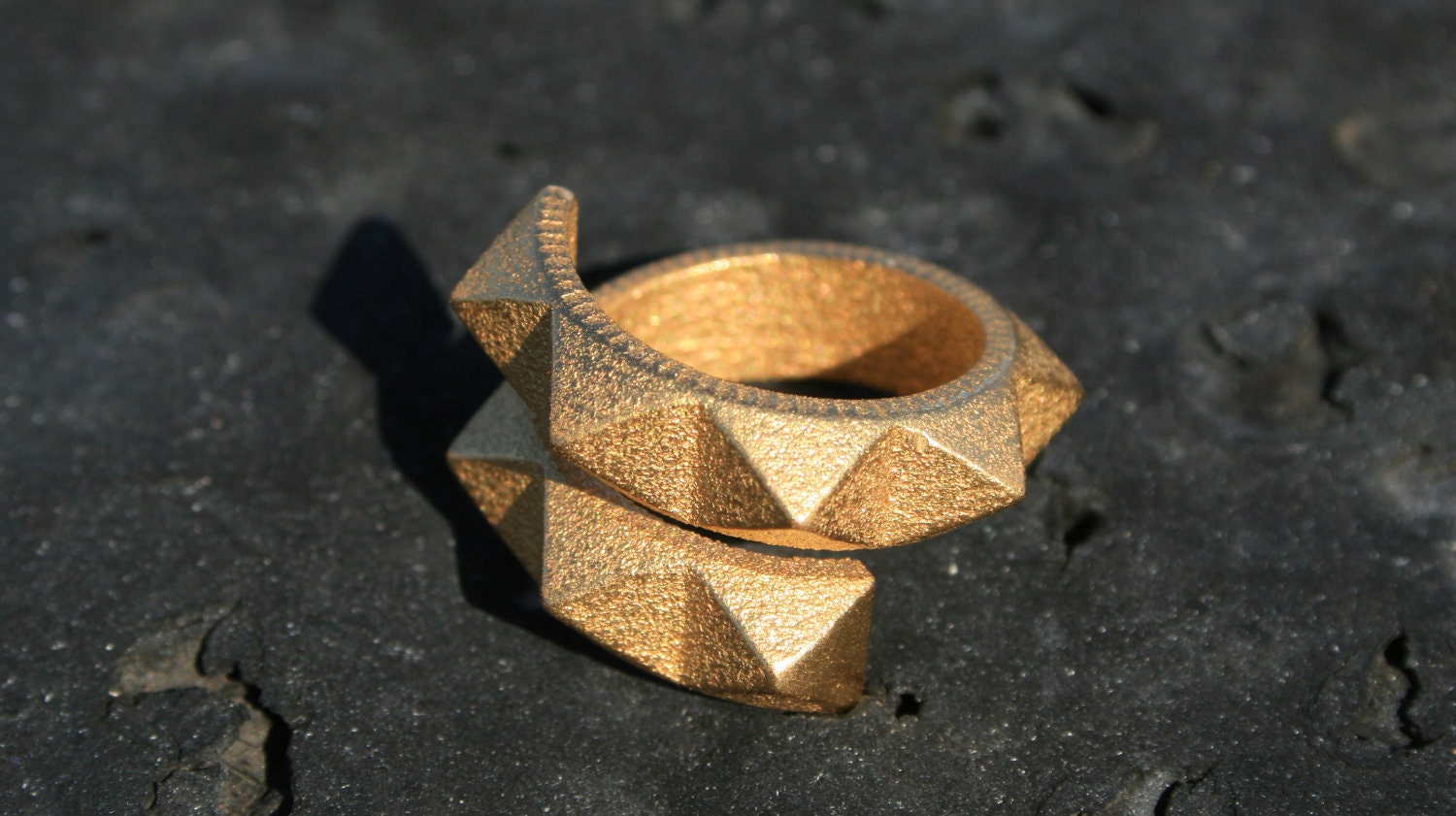 SPIN 360 - Yellow gold faceted modern 3D printed ring