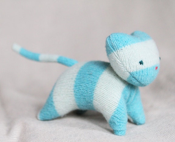 small blue striped wool kitten - petit chaton de laine