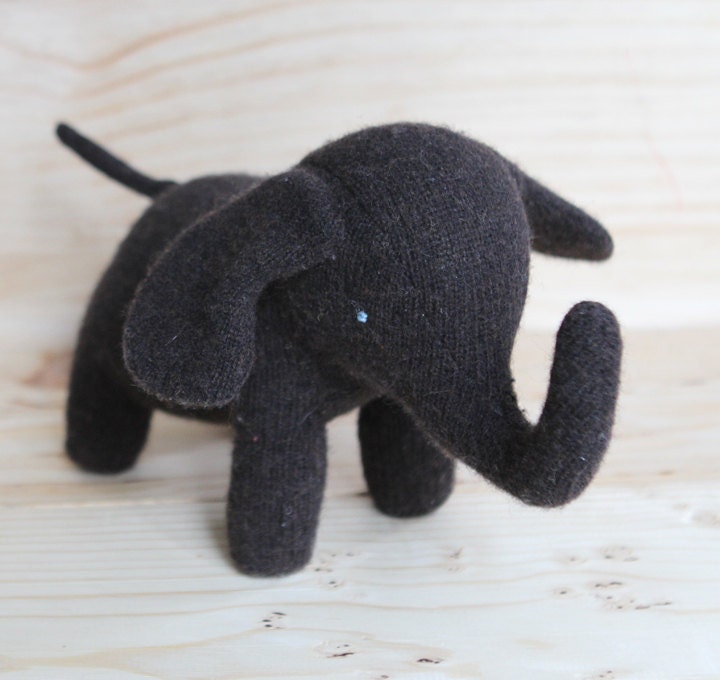 dark chocolate wool elephant plush - éléphant de laine chocolat