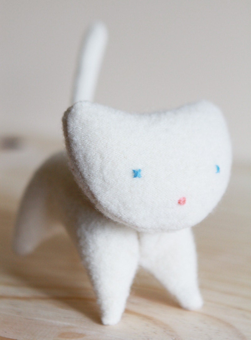 small white wool kitten - petit chaton de laine blanc