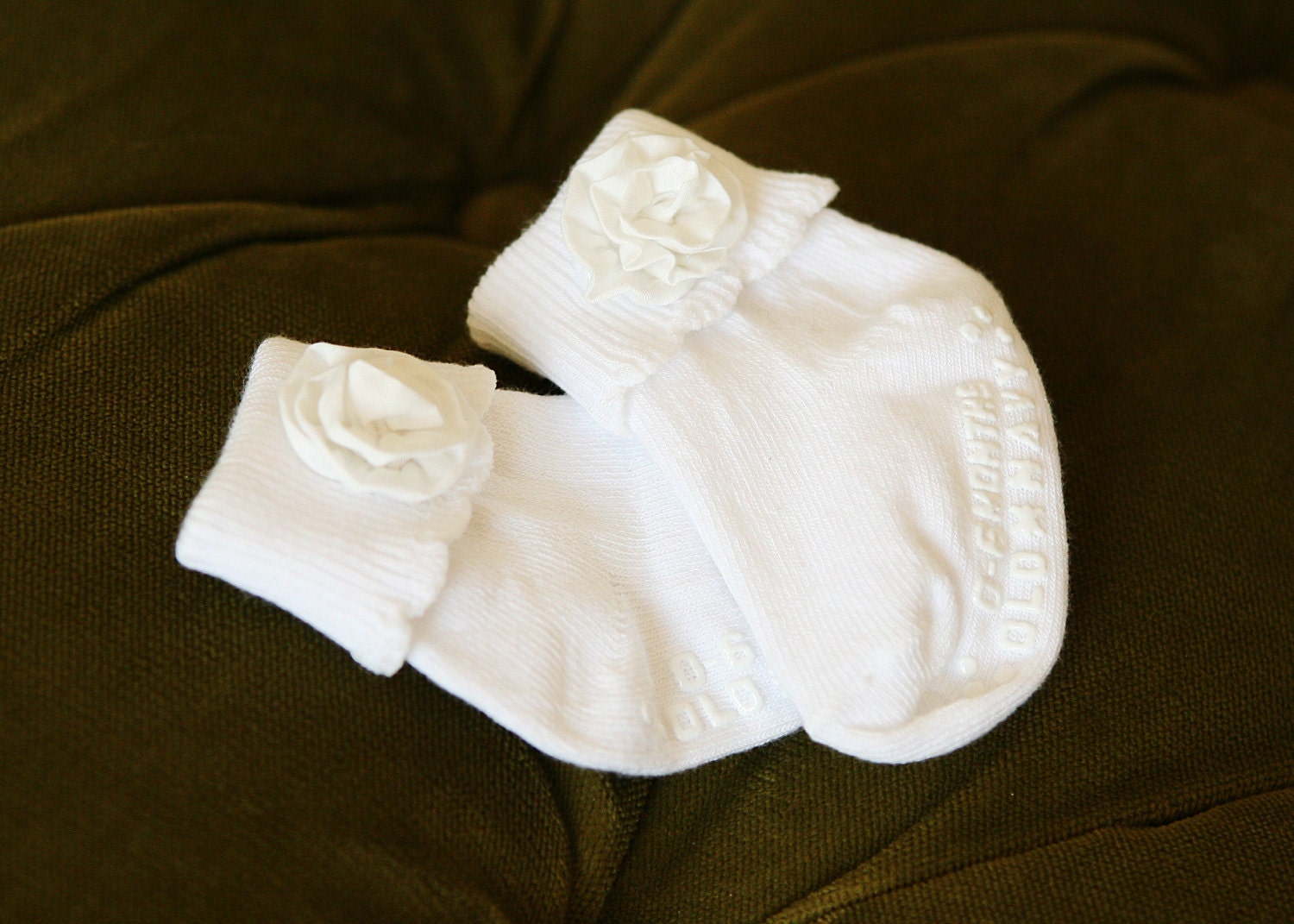 Scalloped SOCKS Simple White Rose
