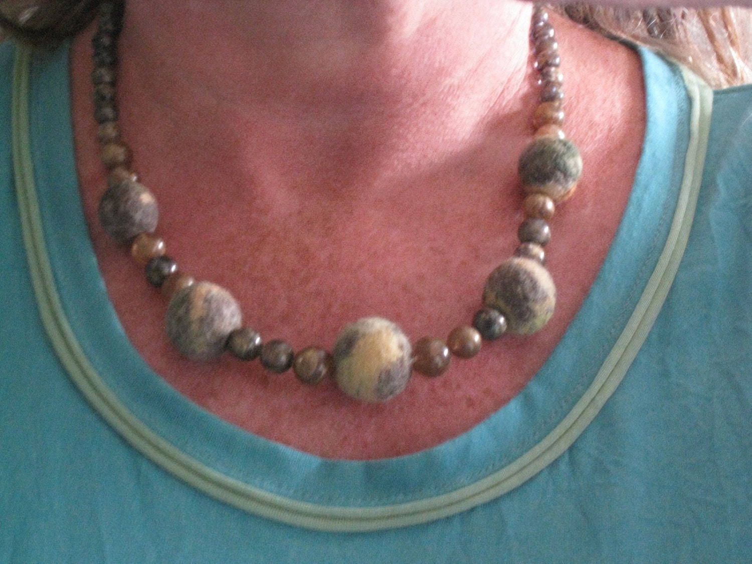 Green necklace , handmade of Felt and beads