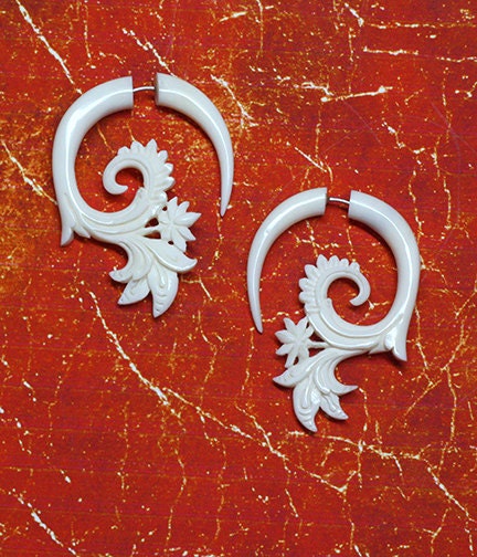 Fake Gauge  Earrings - White Flora Curls - White Bone