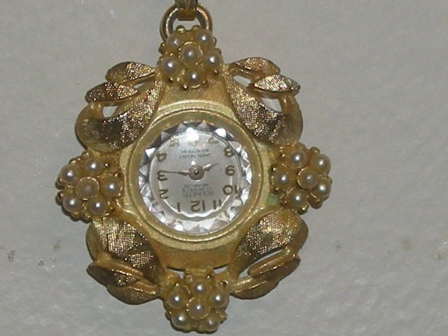 Vintage Clock Necklace in Gold with Pearls