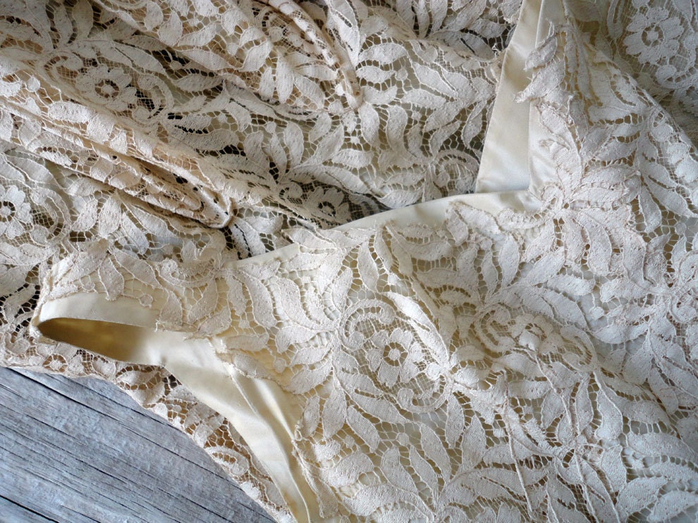 r e s e r v e d Fitted Ivory Lace Spanish Style Wedding Dress. XS S