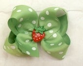 Hair bow single layer with strawberry center
