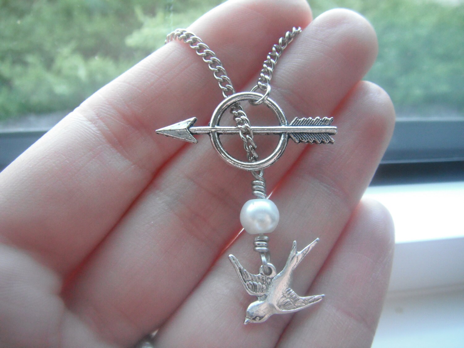 The Hunger Games - Sterling Silver Katniss Mockingjay Pin Archery Necklace with Peeta's Pearl - Lariat
