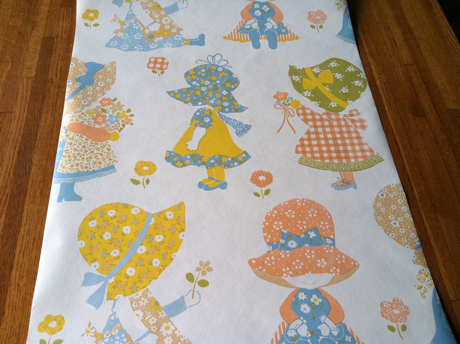 Vintage 1960s Wallpaper-Sweet Little Girls in Bonnets