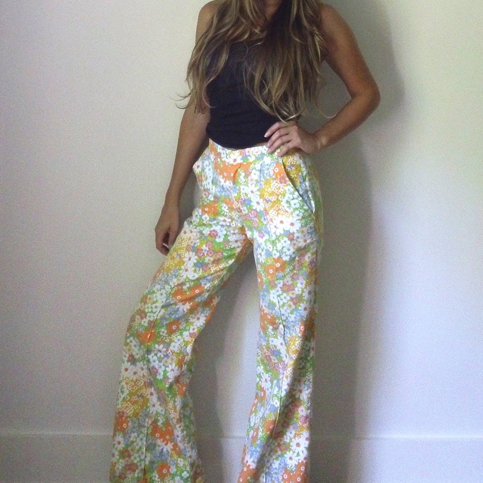 Floral BELL BOTTOMS  //  Lady WRANGLER Floral Print Bellbottom Pants  //  60s 70s Bellbottoms Flared Trousers  //  Wranglers