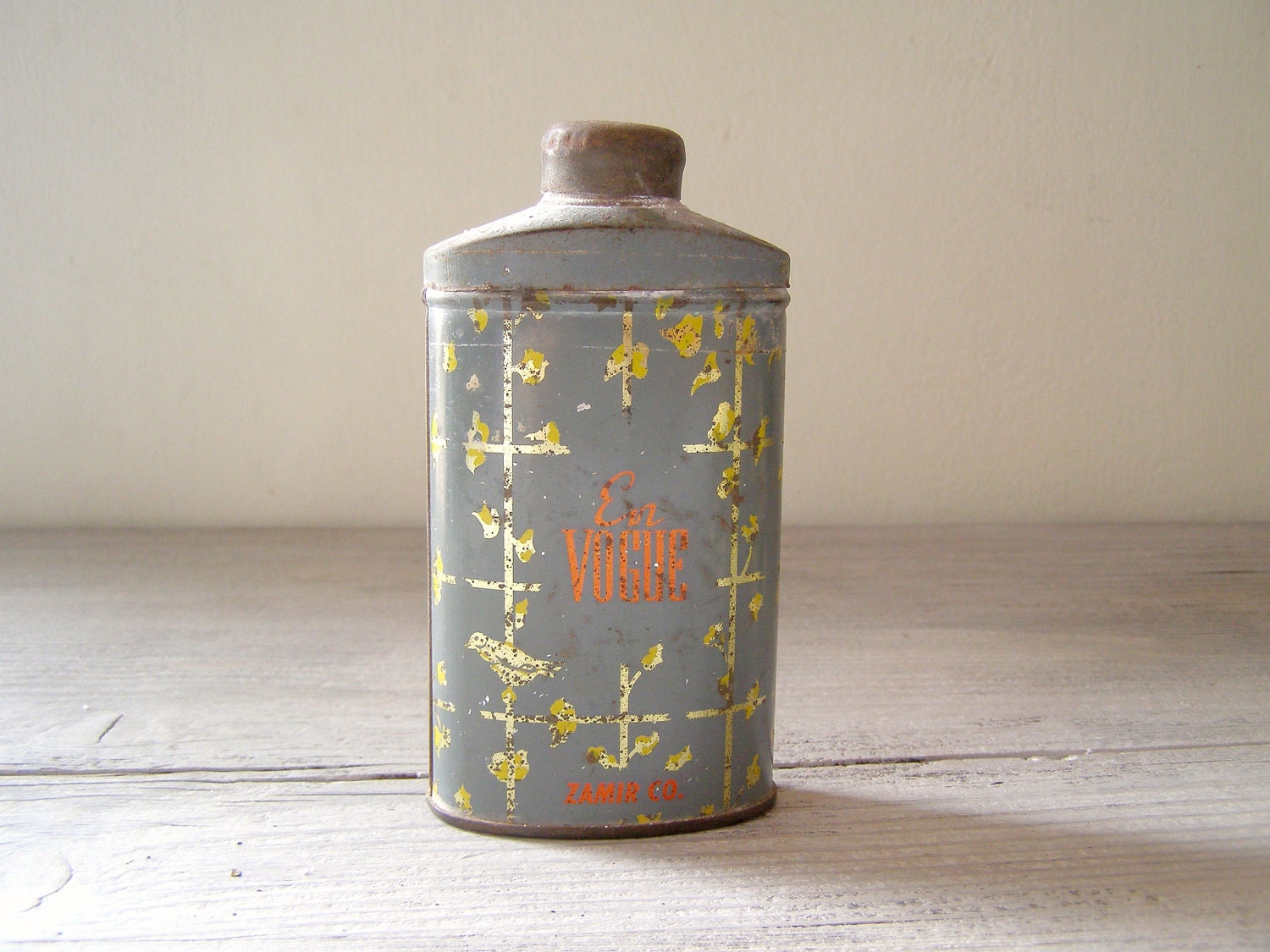 Antique Talc powder tin, 1924 "Zamir" En VOGUE