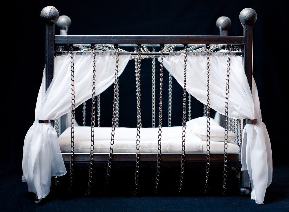Kinky Chain Canopy Bed made of steel