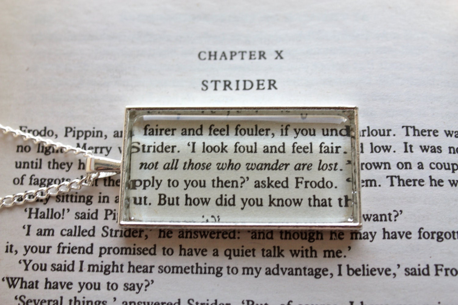 Lord of the Rings: 'Not All Those Who Wander Are Lost' Book Quote Necklace