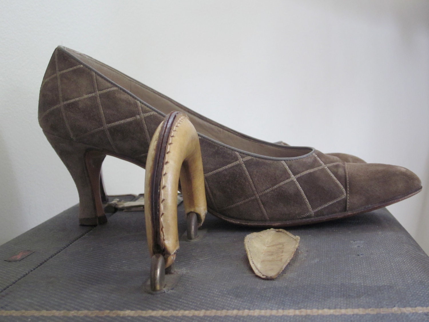 Ferragamo Shoes / 1980s / 9 / Narrow / Olive Green / Mid Heel / Quilted / Italian Designer / High Fashion