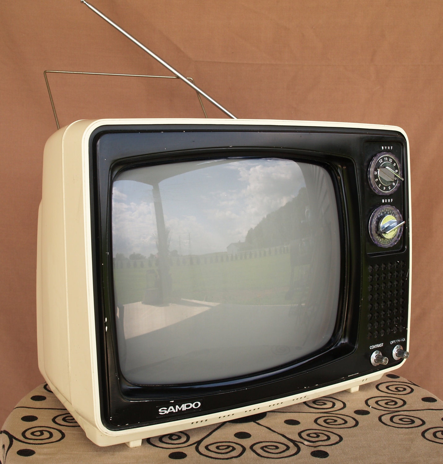 Awesome Big VINTAGE TV  /// Retro Tv Set  /// Vintage Television Set  /// 1970s Tv /// Space Age Tv /// Cool Mod Tv