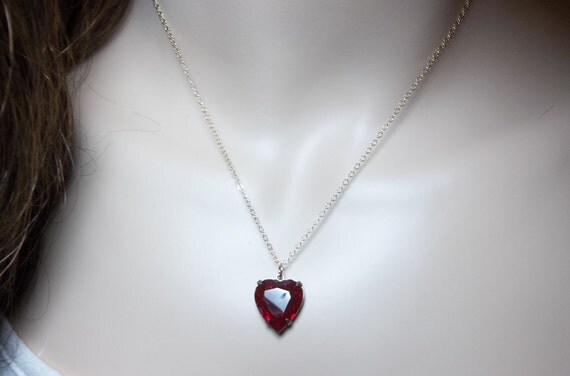 Red Heart Necklace - Vintage - Garnet Rhinestone - Gold filled - Sweetheart - gift - Love - Romantic Jewelry - Rhinestone -