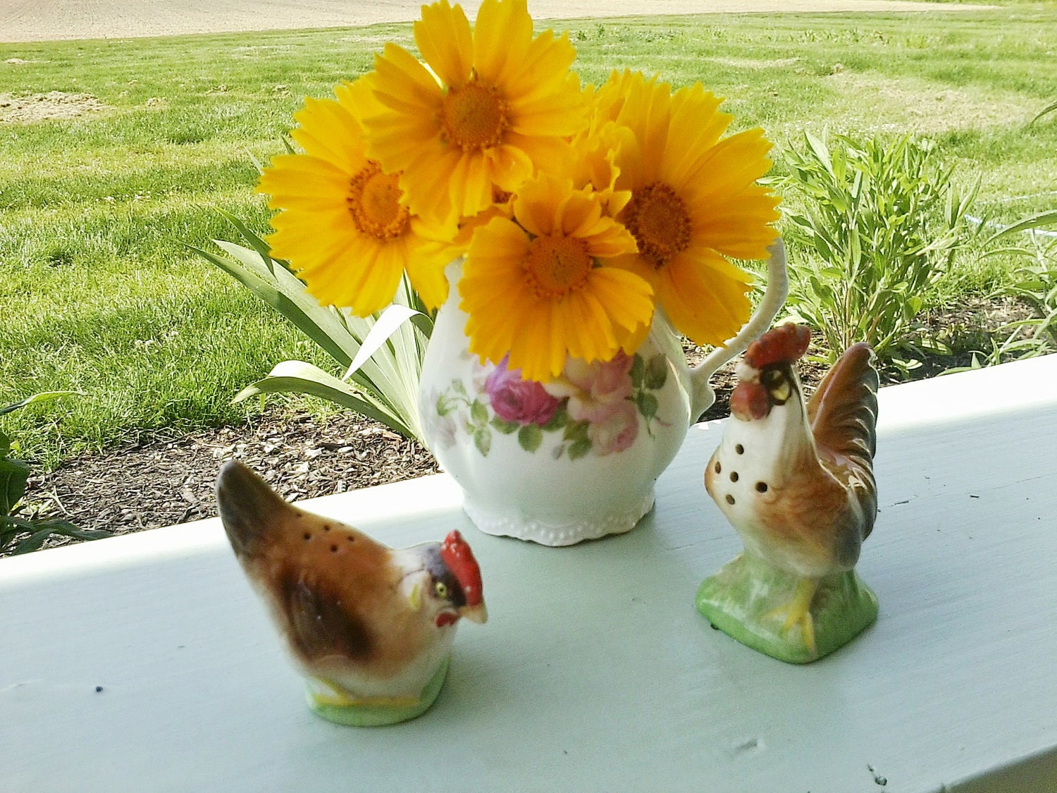 Mid-century vintage chicken/rooster salt and pepper shaker set