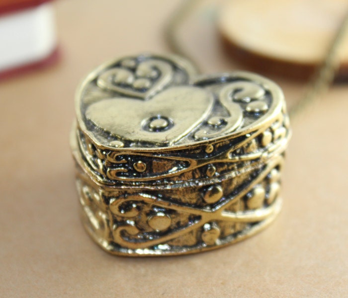 vintage style  heart locket pendant necklace