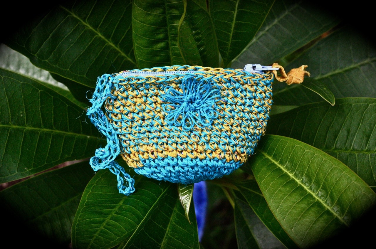 Wristlet: Small Blue and Gold Fique with Flower from Colombia