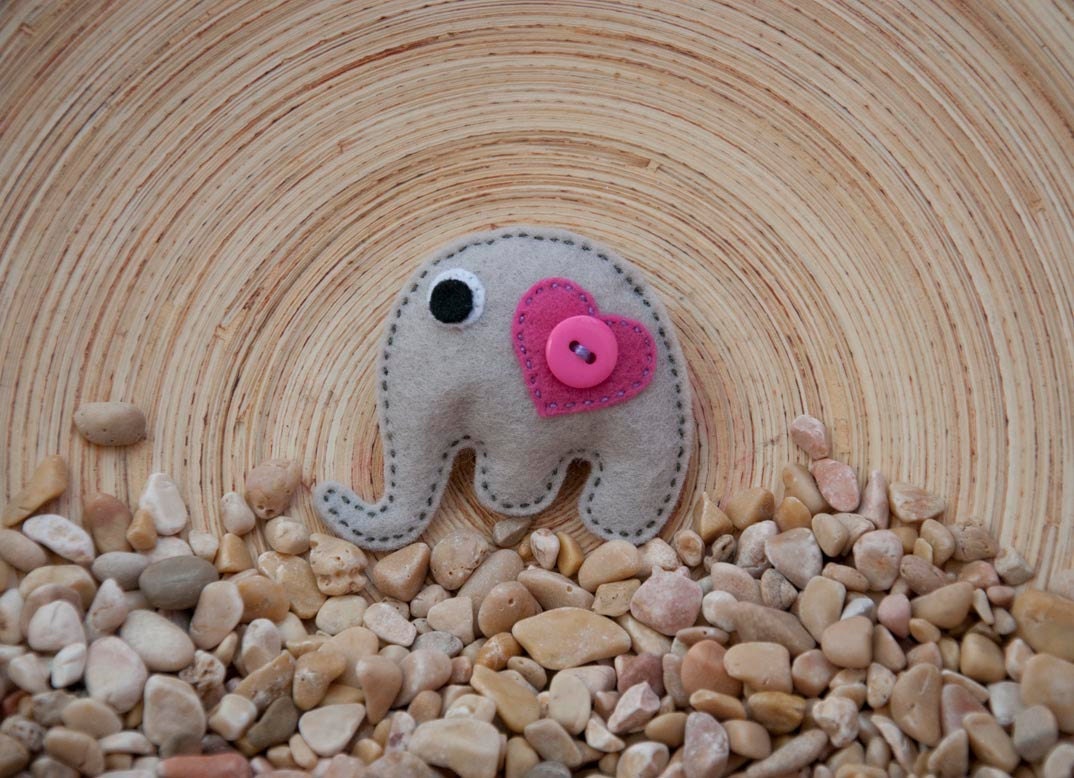 Little elephant felt brooch  with a pink heart
