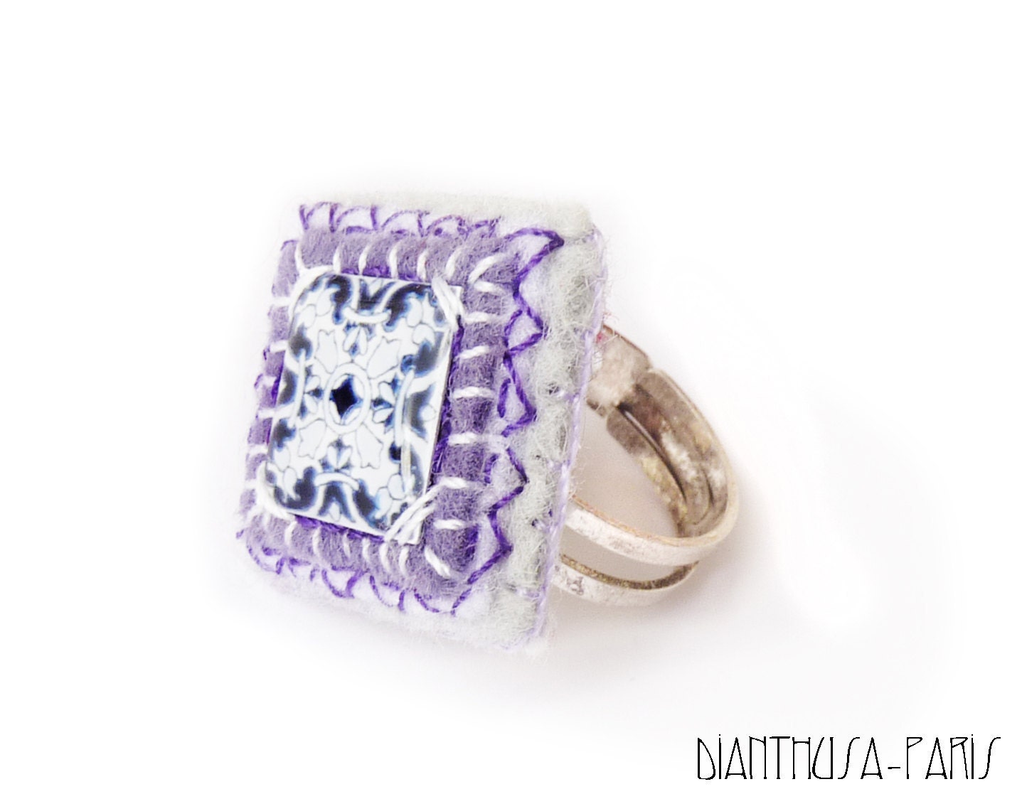 Square ring with Mediterranean tile in white, purple and blue tones - Dianthusa
