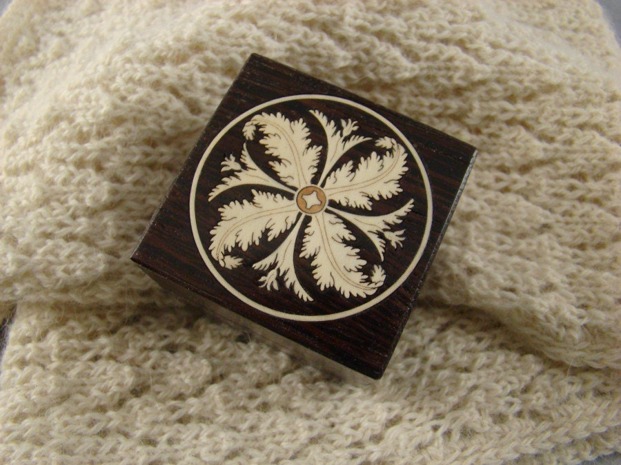 Ring box of wenge with inlaid Acanthus leaf No 3 and free shipping.