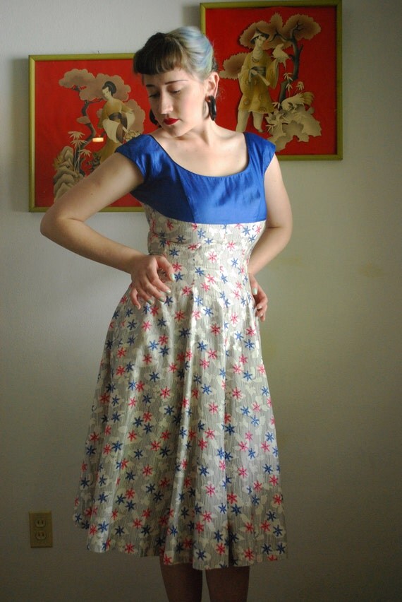 20% Off Was 60.00 Now 48.00 Darling 50's Flower Patterned Garden Dress with Full Twirl Skirt Size-M