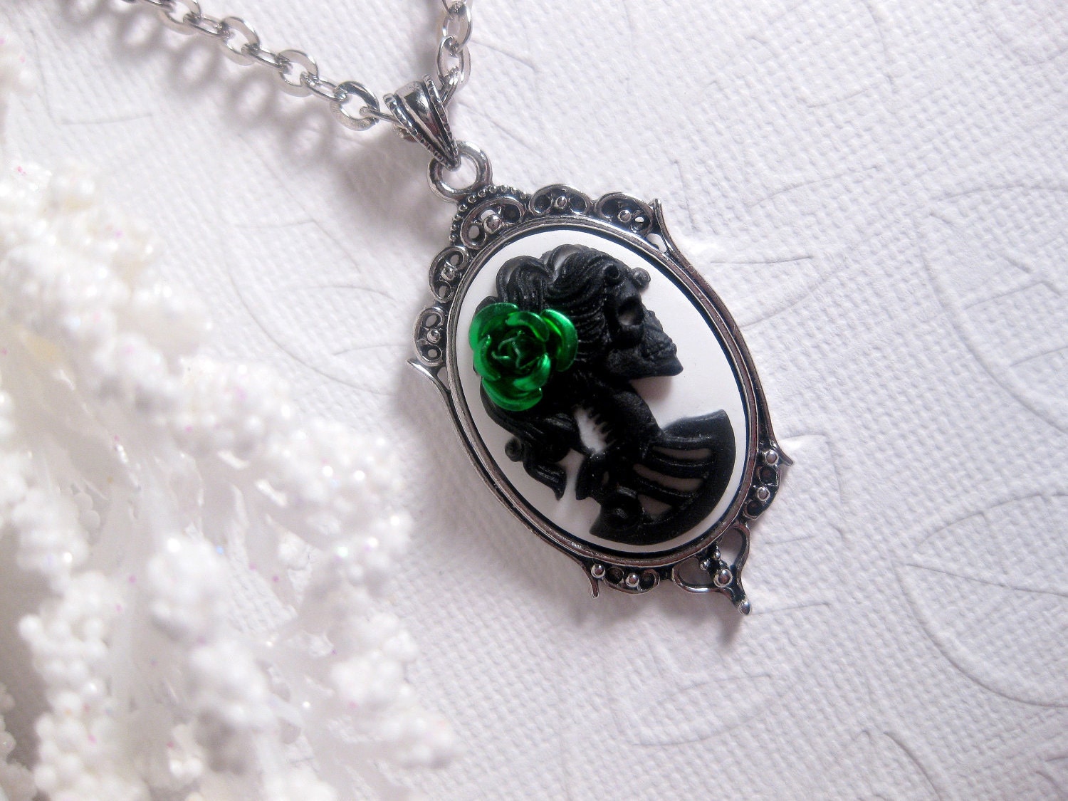 Green Rose Lolita Cameo Necklace Black And White Lady Skeleton