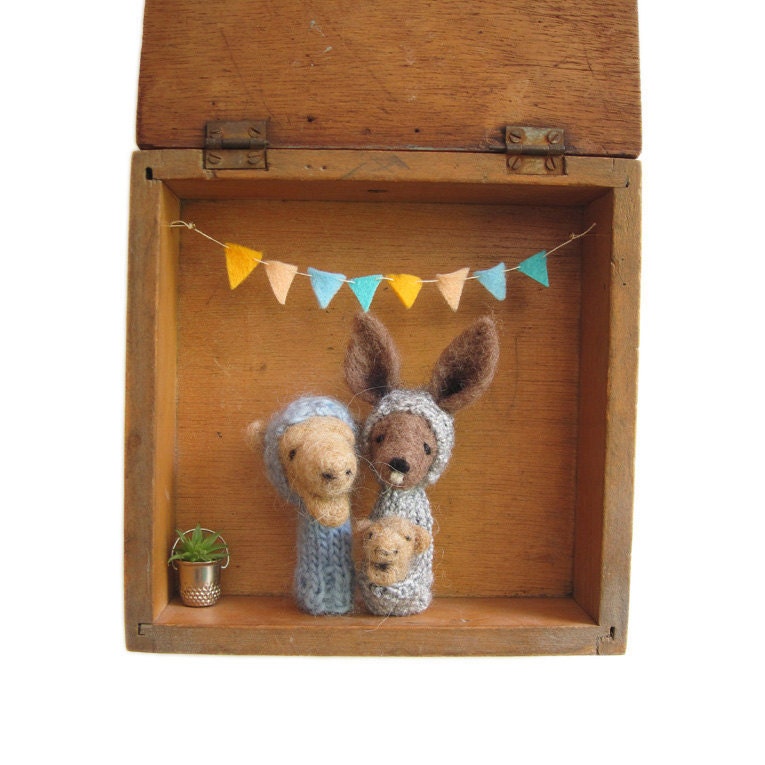 FINGER PUPPET BOX Needle Felted Kangaroo and Camel Family in a Vintage Wooden Box, Eco Friendly Toy, Wall Hanging, Nursery Decor, Children