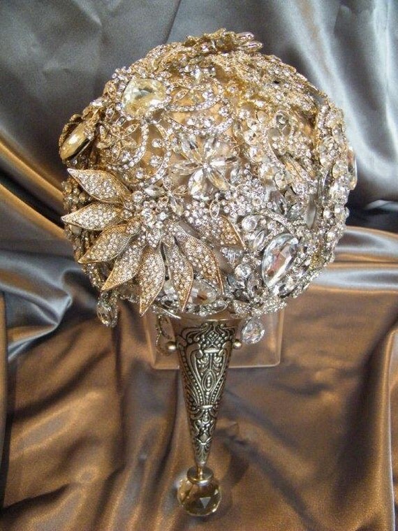 The Annemarie brooch bouquet