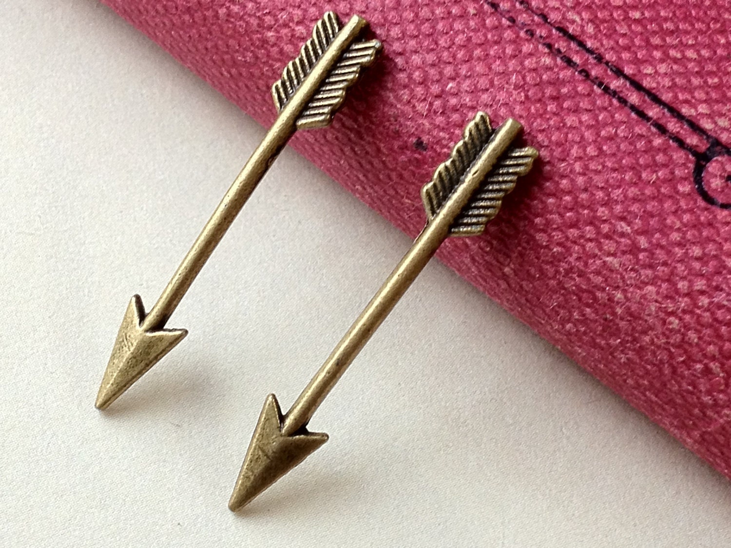 10 Pieces of 30mm "The Hunger Games Arrow"  Feather Arrow Charm Pendant (.CM)