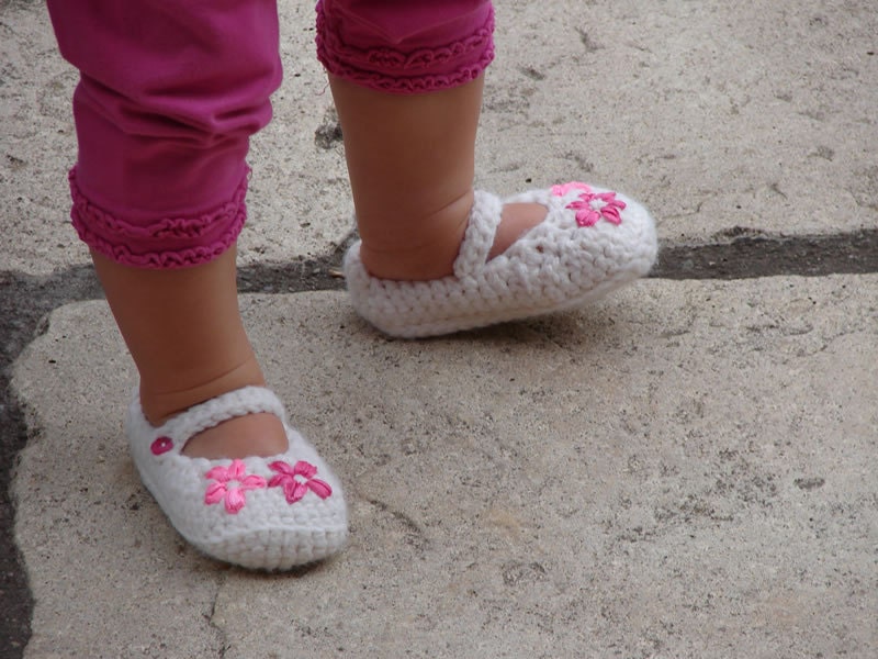 Crochet Pattern (PDF file) Baby Embroidered Shoes - In 4 sizes.