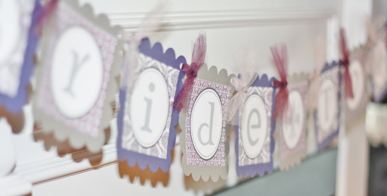 Lila & Silver / Tenn Fleur de Lis Brud-dusch "Bride to Be" Banner - eller plocka dina färger för add'l Fee - Party Pack Specials