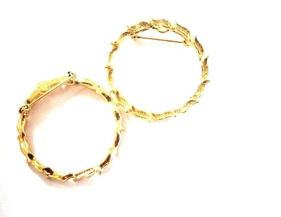 Vintage Set of Two Large Gold Toned Wreath Brooch Pins, tagt team