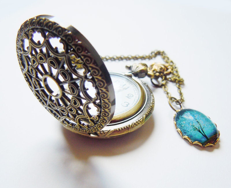 The Sapphire Wind Around Hyoyeon: Pocket watch necklace