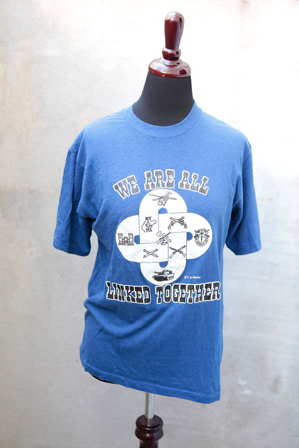 vintage "We Are All Linked Together" MILITARY T-shirt - Army Navy Air Force Marines USMC - Size Medium