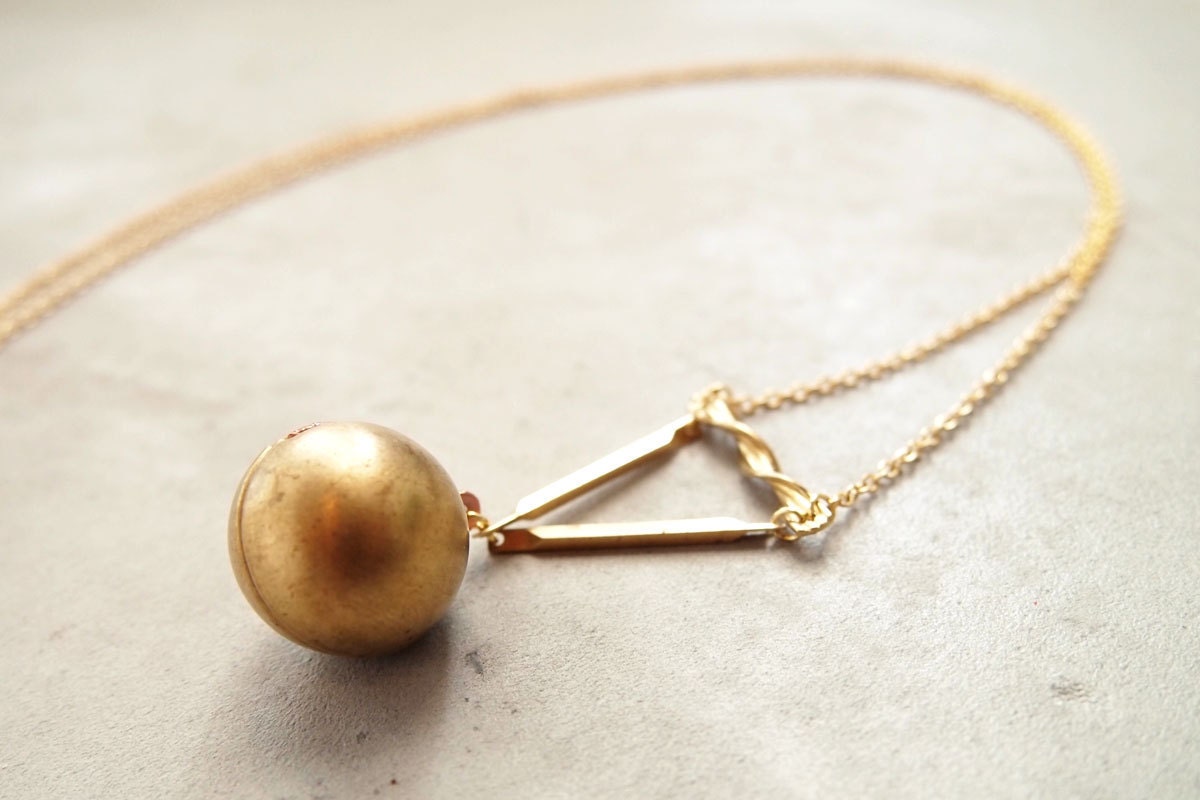 SPRING SALE - Locket Necklace : Vintage Round Locket