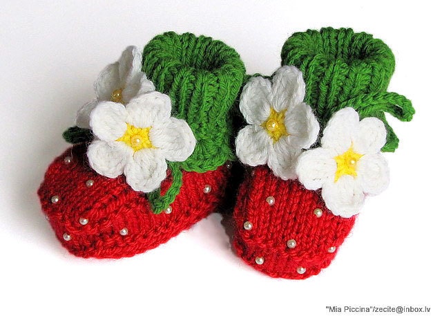 Baby booties Red Strawberry baby girls shoes knitted baby shoes handmade  / size 4-6 M