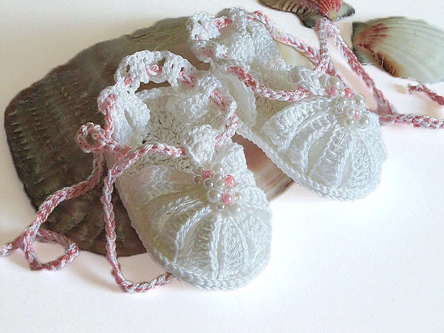 Baby summer sandals , crochet baby shoes, white christening baby girls shoes, pink  / size 0-3M