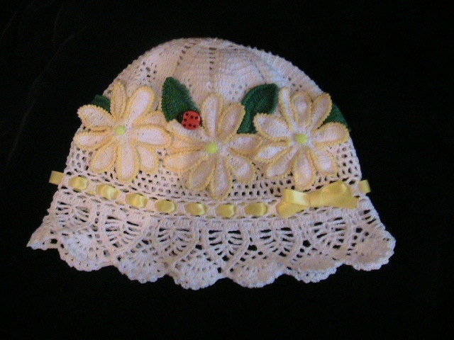 Crochet Girl Hat with White Camomile and Ladybug, Crochet toddler girls hat, White hat with flowers