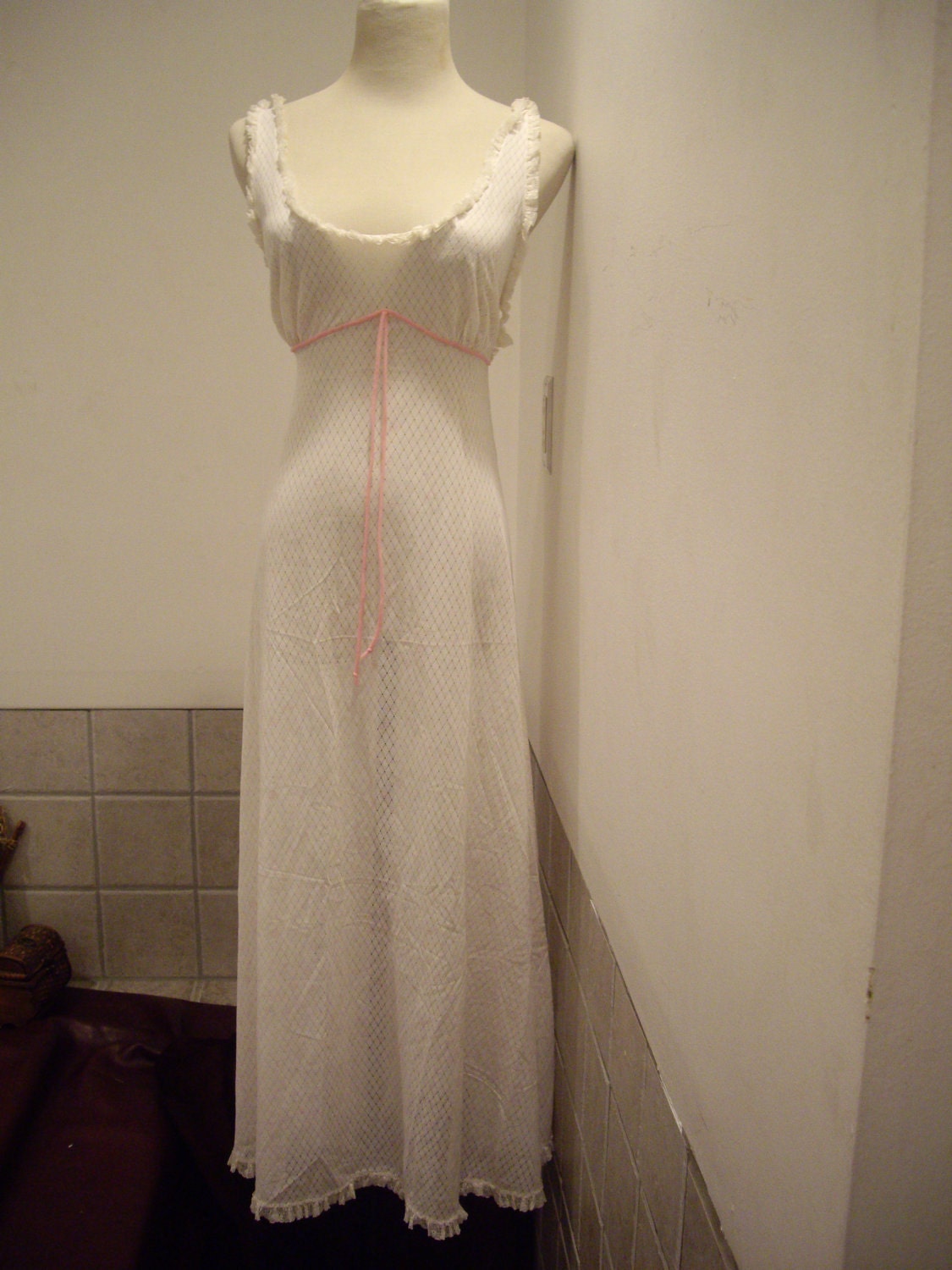 Vtge 60s soft romantic french chic  unique sheer waffle weave pattern pink and white lace trim  ankle length  m l