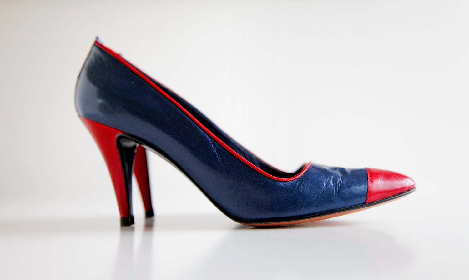 Vintage Nautical Calvin Klein Navy Pumps with Red Cap Toe and Piping Size 8.