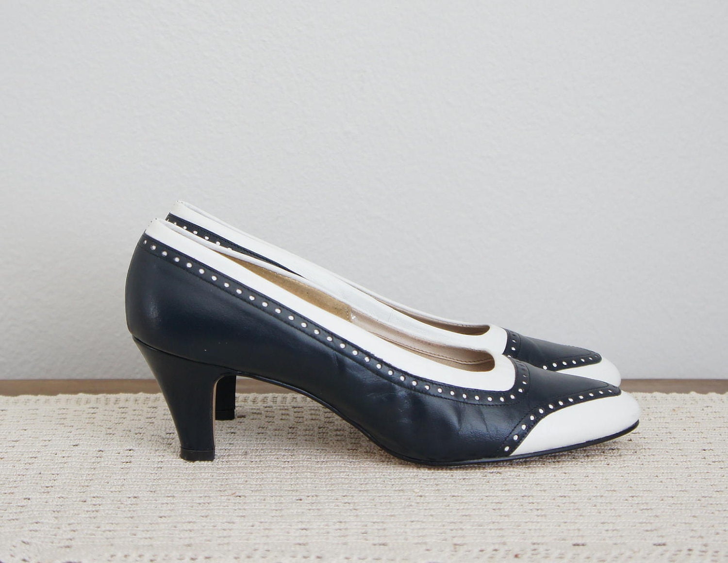 vintage 1960s leather heels . 60s pumps . Nautical Spectator